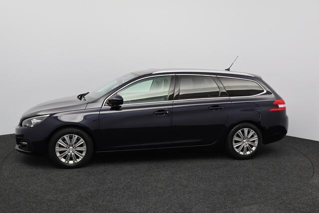 Peugeot 308 SW 1.2 PureTech Blue Lease Premium /D-Riem Verv. 118.000KM! /Trekhaak! /Pano-Dak! /Camera /Apple + Android /DAB+! /Lane Assist /Navi /Climat /Cruise /Elek. pakket /Bluetooth /Regensensor /PDC V+A /Extra getint glas /16"LMV.
