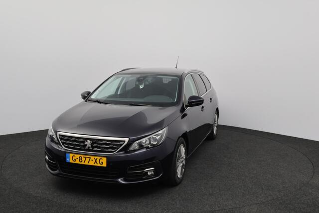 Peugeot 308 SW 1.2 PureTech Blue Lease Premium /D-Riem Verv. 118.000KM! /Trekhaak! /Pano-Dak! /Camera /Apple + Android /DAB+! /Lane Assist /Navi /Climat /Cruise /Elek. pakket /Bluetooth /Regensensor /PDC V+A /Extra getint glas /16"LMV.
