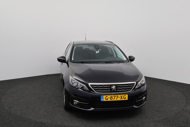 Peugeot 308 SW 1.2 PureTech Blue Lease Premium /D-Riem Verv. 118.000KM! /Trekhaak! /Pano-Dak! /Camera /Apple + Android /DAB+! /Lane Assist /Navi /Climat /Cruise /Elek. pakket /Bluetooth /Regensensor /PDC V+A /Extra getint glas /16"LMV.