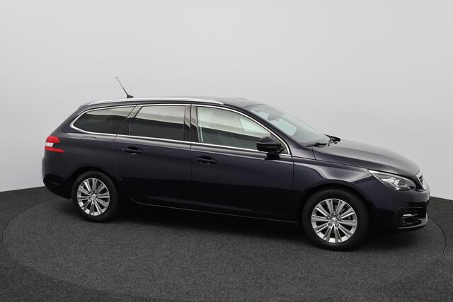 Peugeot 308 SW 1.2 PureTech Blue Lease Premium /D-Riem Verv. 118.000KM! /Trekhaak! /Pano-Dak! /Camera /Apple + Android /DAB+! /Lane Assist /Navi /Climat /Cruise /Elek. pakket /Bluetooth /Regensensor /PDC V+A /Extra getint glas /16"LMV.