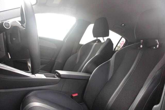 Peugeot 308 1.6 Plug-in Hybrid 180PK ALLURE | ACHTERUITRIJ CAMERA | NAVIGATIE | DRAADLOZE APPLE CARPLAY/ANDROID AUTO | DAB+ RADIO | ADAPTIVE CRUISE CONTROL | 17" LICHTMETALEN VELGEN | CLIMATE CONTROL |