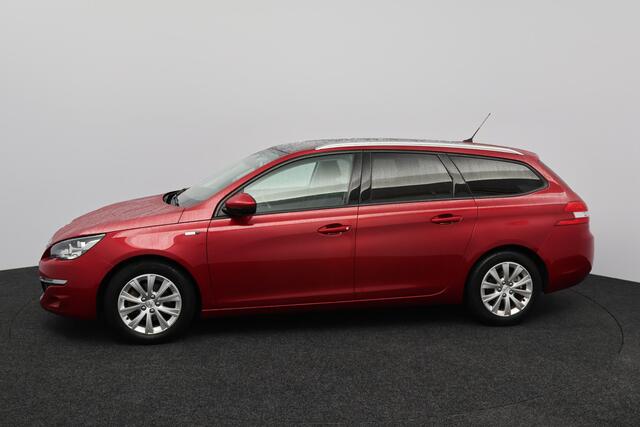 Peugeot 308 SW 1.2 PureTech Style/ D-Riem verv: 128.000 KM!/ DEALER ONDERHOUDEN!/ Trekhaak/ Panorama-Dak/ DAB+/ Extra getint glas/ PDC/ Navi/ Clima/ Cruise/ Bluetooth/ Multi. LEDER. Stuur/ Mistl./ Chroom/ Dakrails.