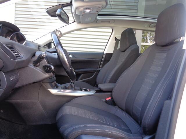 Peugeot 308 SW 1.2 PureTech Allure 131PK Clima Cruise Navi Pano-Dak LMV Trekhaak NL-Auto 6-BAK