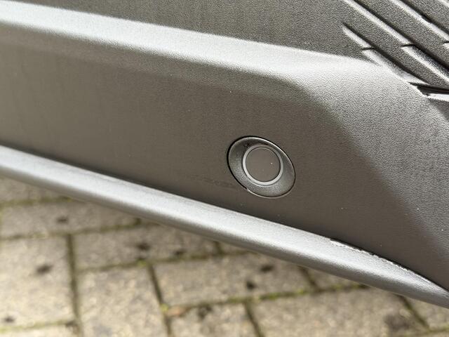 Peugeot 408 GT 1.2 Hybrid 136PK e-DCS6 Automaat Navigatie, Achteruitrijcamera, Keyless, Parkeersensoren, Stuurwielverwarming, Apple Carplay, Android Auto