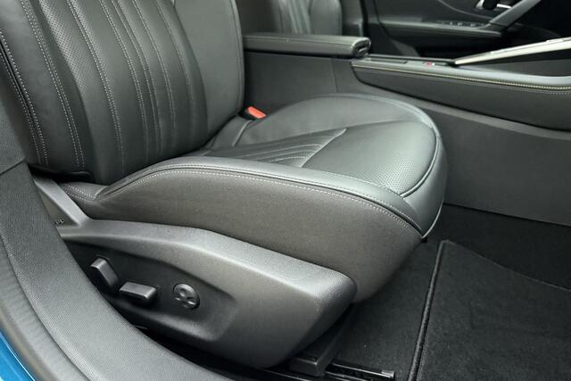 Peugeot 408 1.6 HYbrid GT 225 EAT8 First Edition Nappa Leer l AGR l Stoelverwarming- en Massage l Trekhaak l Camera l LED l 3D i-Cockpit l Adaptive Cruise Control l Climate control l Wireless Apple Carplay & Android Auto l