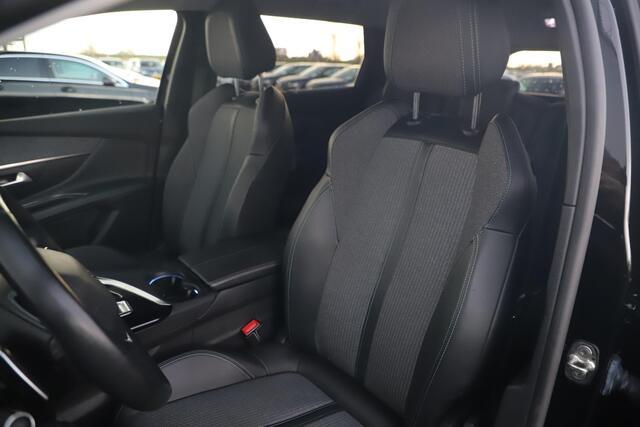 Peugeot 5008 1.2 PureTech Blue Lease Allure 131PK 7 Persoons Keyless Half Leder Virtual Cockpit Navigatie Camera Carplay Android Elektrische Achterklep 19 inch LMV