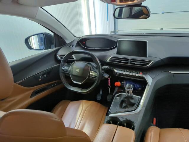 Peugeot 5008 1.2 PureTech Executive 7P [VOL LEDER, STOELVERWARMING, CAMERA, CLIMATE CONTROL, PDC, NAVIGATIE, NIEUWSTAAT]