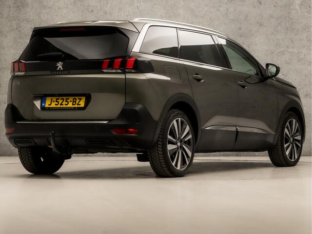Peugeot 5008 1.2 PureTech Deluxe 7 Persoons Automaat (PANORAMADAK, APPLE CARPLAY, MEMORY SEATS, LEDER, STOELVERWARMING, 360 CAMERA, SPORTSTOELEN, LED KOPLAMPEN, GETINT GLAS, TREKHAAK, NIEUWSTAAT)