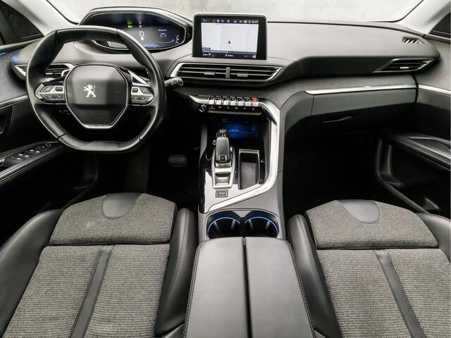 Peugeot 5008 1.2 PureTech Deluxe 7 Persoons Automaat (PANORAMADAK, APPLE CARPLAY, MEMORY SEATS, LEDER, STOELVERWARMING, 360 CAMERA, SPORTSTOELEN, LED KOPLAMPEN, GETINT GLAS, TREKHAAK, NIEUWSTAAT)