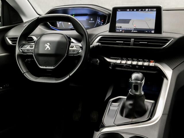 Peugeot 5008 1.2 PureTech Sport 7 Persoons (APPLE CARPLAY, GROOT NAVI, LANE ASSIST, GETINT GLAS, LEDEREN SPORTSTOELEN, PARKEERSENSOREN, CRUISE, NIEUWE APK, NIEUWSTAAT)