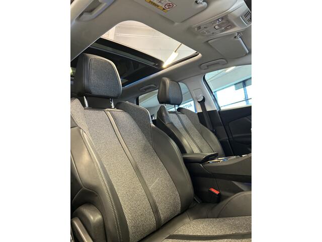 Peugeot 5008 1.6 BlueHDI Blue Luxury Premium 7 Persoons | Panoramadak | 360 Camera | Digital dashboard | Cruise control | Climate control | Half-Lederen bekleding | Apple carplay | Navigatie | LED | Elek. inklapbare spiegels