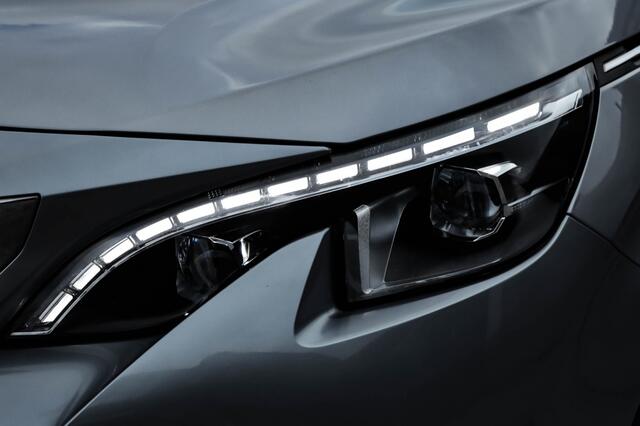 Peugeot 5008 1.2 PureTech 7P Allure Keyless l Camera l Navi