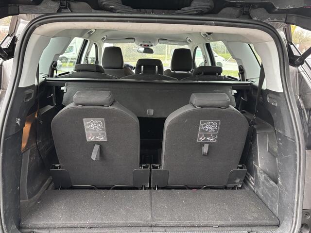 Peugeot 5008 1.2 PureTech Blue Lease Executive NL-Auto, 7 Personen, Navigatie, Parkeerhulp A., Cruise Controle, Draadloos tel. opladen, Climate controle, All Seasons banden.