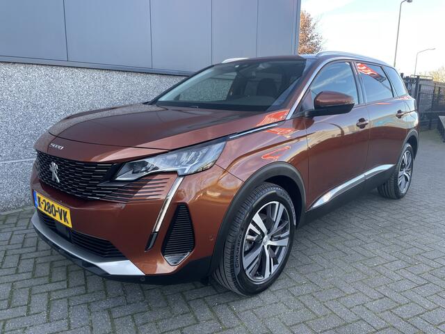 Peugeot 5008 1.2 PureTech Blue Lease Allure 7 Persoons - Airco - Achteruitrijcamera - Navigatiesysteem - Trekhaak - Cruise control - Parkeersensoren voor en achter - Licht metalen velgen 19 inch - Led verlichting - Stuur multifunctioneel - Mistlampen voor - Radio - Re