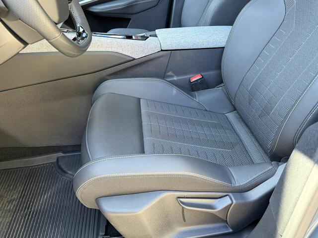 Peugeot 5008 Benzine + Hybride 145 * Automaat * GT * Navigatie * Keyless Start * L.M. Velgen * Achteruitrij Camera * 7-Persoons * Full Led * 1/2 Lederen Interieur * Vingerhoets; Vierde Generatie Eersteklas Service. Al meer dan 100 jaar een begrip in de Brabantse Kempe