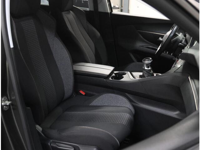 Peugeot 5008 1.2 130PK Active | 2de eigenaar | AppleCarplay/AndroidAuto | Camera | Navigatie | Cruise Control | Climate Control | 7 PERSOONS! | Isofix | Parkeersensoren | LED | Privacy Glass | Trekhaak |