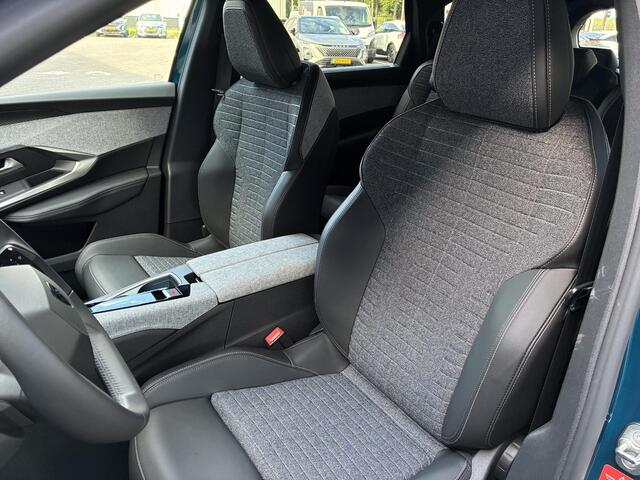 Peugeot 5008 1.2 Hybrid 145pk Allure 7persoons | Dodehoekbewaking | 18 inch LichtMetaal | Stoelverwarming | AGR stoelen
