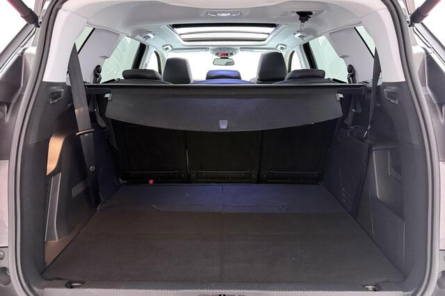 Peugeot 5008 1.2 PureTech Allure | Trekhaak | Automaat | 7-persoons | Elektrisch panoramadak | Climate control | Automatische achterklep | LED | Apple Carplay/Android Auto