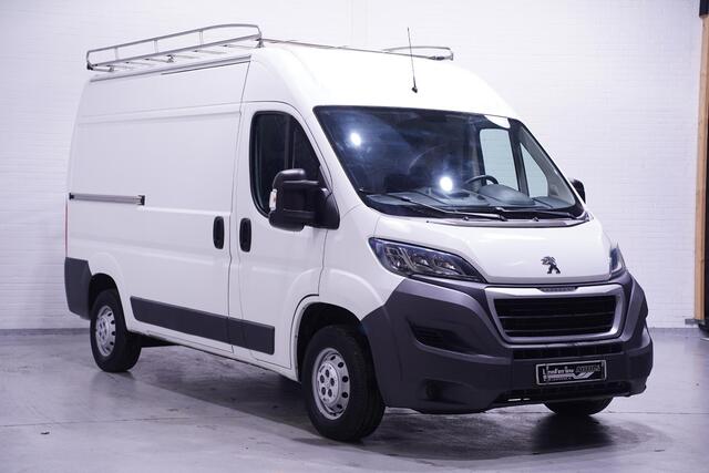 Peugeot BOXER 2.0 BlueHDI 110 pk L2H2 Airco va 219,- p/mnd Imperiaal met Trap, Trekhaak 2.000 kg, Laadruimte Pakket, APK 12-2025, 3-Zits