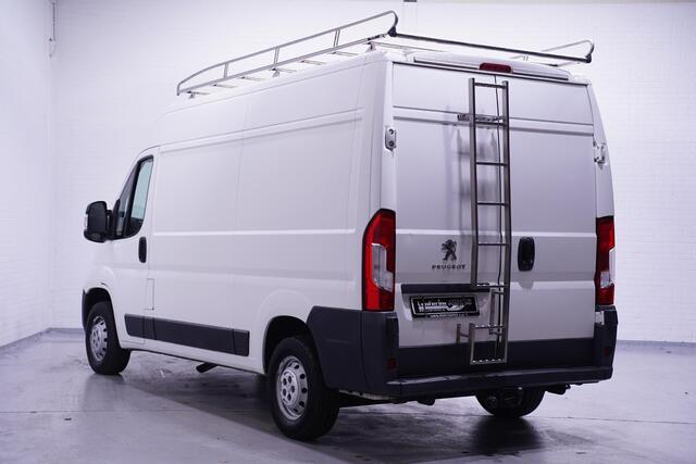 Peugeot BOXER 2.0 BlueHDI 110 pk L2H2 Airco va 219,- p/mnd Imperiaal met Trap, Trekhaak 2.000 kg, Laadruimte Pakket, APK 12-2025, 3-Zits