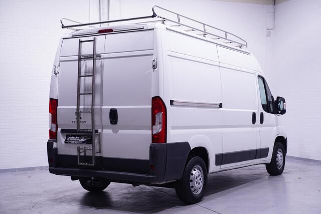 Peugeot BOXER 2.0 BlueHDI 110 pk L2H2 Airco va 219,- p/mnd Imperiaal met Trap, Trekhaak 2.000 kg, Laadruimte Pakket, APK 12-2025, 3-Zits