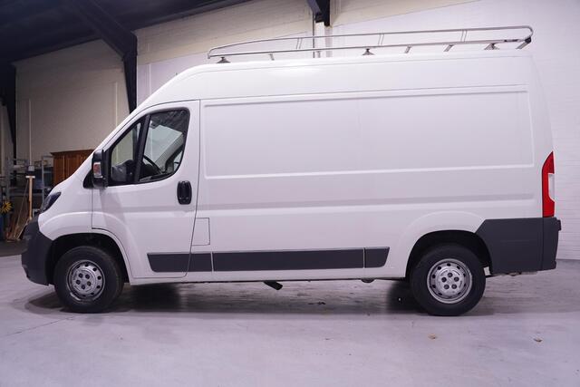 Peugeot BOXER 2.0 BlueHDI 110 pk L2H2 Airco va 219,- p/mnd Imperiaal met Trap, Trekhaak 2.000 kg, Laadruimte Pakket, APK 12-2025, 3-Zits