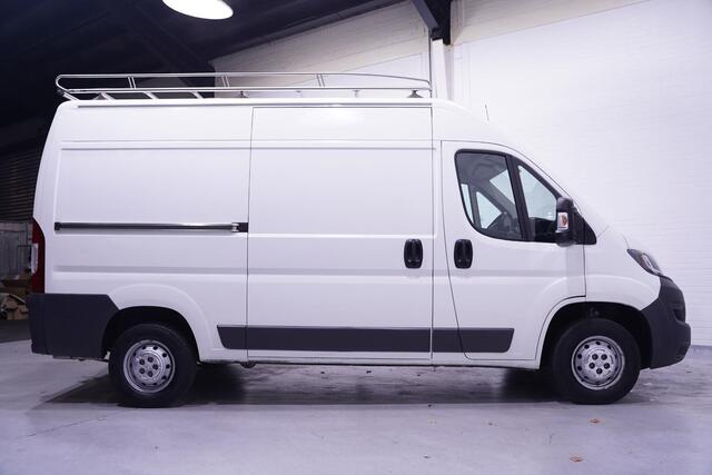 Peugeot BOXER 2.0 BlueHDI 110 pk L2H2 Airco va 219,- p/mnd Imperiaal met Trap, Trekhaak 2.000 kg, Laadruimte Pakket, APK 12-2025, 3-Zits