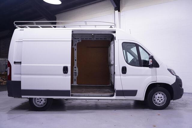 Peugeot BOXER 2.0 BlueHDI 110 pk L2H2 Airco va 219,- p/mnd Imperiaal met Trap, Trekhaak 2.000 kg, Laadruimte Pakket, APK 12-2025, 3-Zits