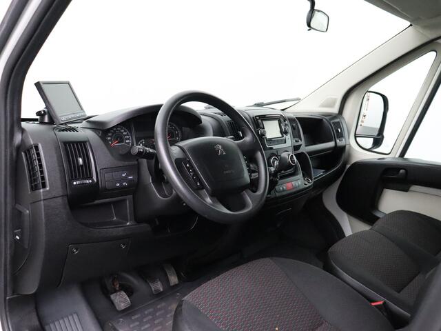Peugeot BOXER 2.0BlueHDI 130PK Bakwagen+Laadklep | Navigatie | Dakspoiler | 3-Persoons | Airco