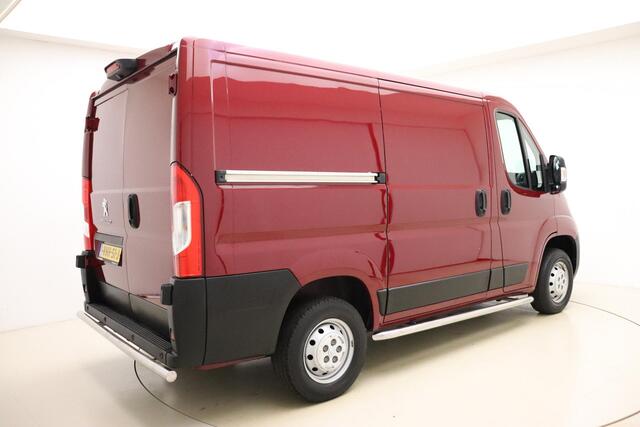 Peugeot BOXER 330 2.2 BlueHDi L1H1 Premium 120 PK | Handgeschakeld | 3-Zits | Camera | Sidebars | Betimmering | Cruise Control | Airco | Verzwaarde vering | 1e eigenaar | Dealer onderhouden