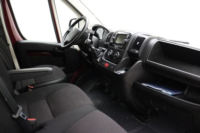 Peugeot BOXER 330 2.2 BlueHDi L1H1 Premium 120 PK | Handgeschakeld | 3-Zits | Camera | Sidebars | Betimmering | Cruise Control | Airco | Verzwaarde vering | 1e eigenaar | Dealer onderhouden