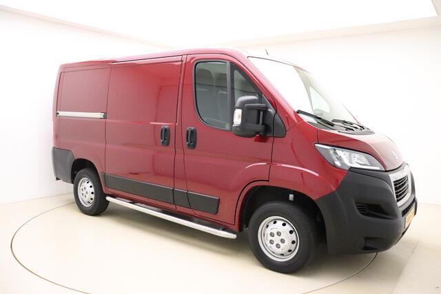 Peugeot BOXER 330 2.2 BlueHDi L1H1 Premium 120 PK | Handgeschakeld | 3-Zits | Camera | Sidebars | Betimmering | Cruise Control | Airco | Verzwaarde vering | 1e eigenaar | Dealer onderhouden