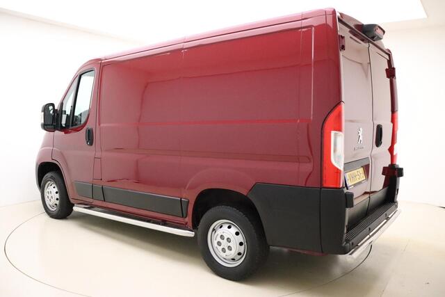 Peugeot BOXER 330 2.2 BlueHDi L1H1 Premium 120 PK | Handgeschakeld | 3-Zits | Camera | Sidebars | Betimmering | Cruise Control | Airco | Verzwaarde vering | 1e eigenaar | Dealer onderhouden