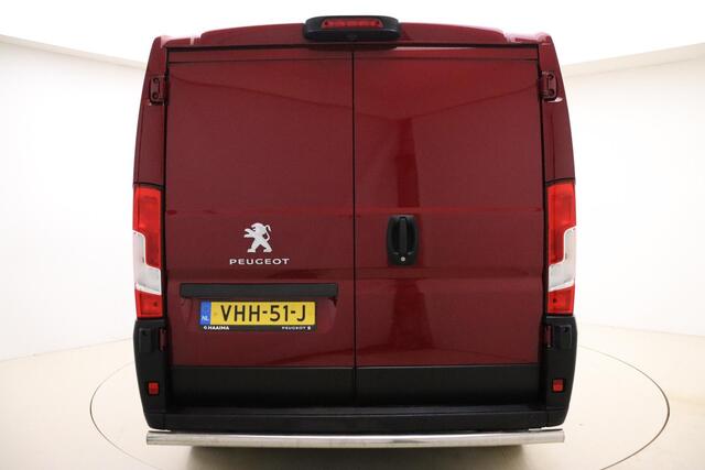 Peugeot BOXER 330 2.2 BlueHDi L1H1 Premium 120 PK | Handgeschakeld | 3-Zits | Camera | Sidebars | Betimmering | Cruise Control | Airco | Verzwaarde vering | 1e eigenaar | Dealer onderhouden