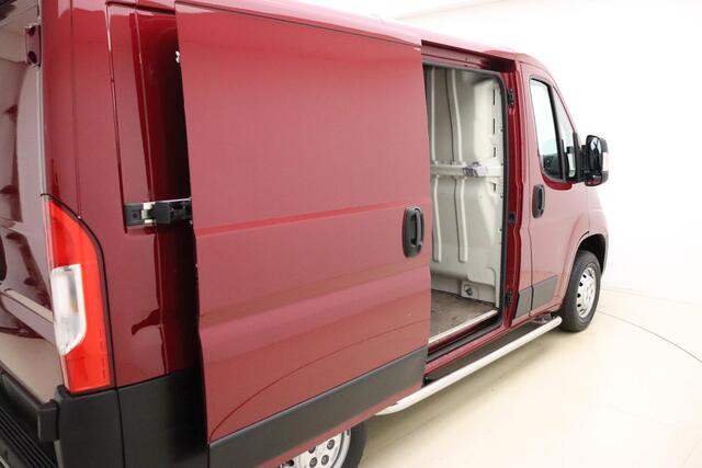 Peugeot BOXER 330 2.2 BlueHDi L1H1 Premium 120 PK | Handgeschakeld | 3-Zits | Camera | Sidebars | Betimmering | Cruise Control | Airco | Verzwaarde vering | 1e eigenaar | Dealer onderhouden
