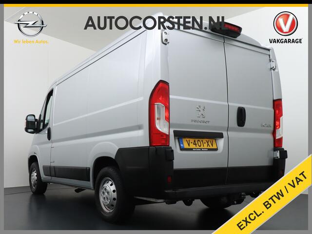 Peugeot BOXER 333 2.0HDI 111pk L1H1 3-Persoons Airco Camera Trekhaak Schuifdeur-R. Betonplex Lat-Om-Lat Premium CruiseControl ESP Elektr.Spiegels+Ramen Bluetooth Stuurbediening-Audio 2.000kg trekvermogen 300Nm/1750rpm EURO 6 1e Eigenaar