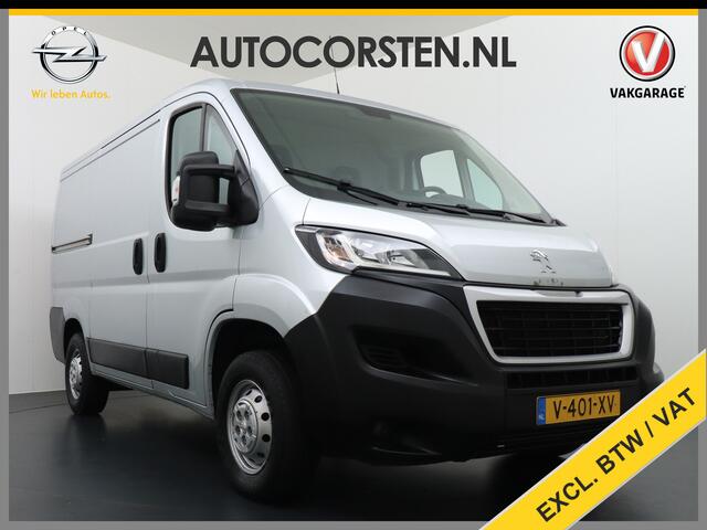 Peugeot BOXER 333 2.0HDI 111pk L1H1 3-Persoons Airco Camera Trekhaak Schuifdeur-R. Betonplex Lat-Om-Lat Premium CruiseControl ESP Elektr.Spiegels+Ramen Bluetooth Stuurbediening-Audio 2.000kg trekvermogen 300Nm/1750rpm EURO 6 1e Eigenaar