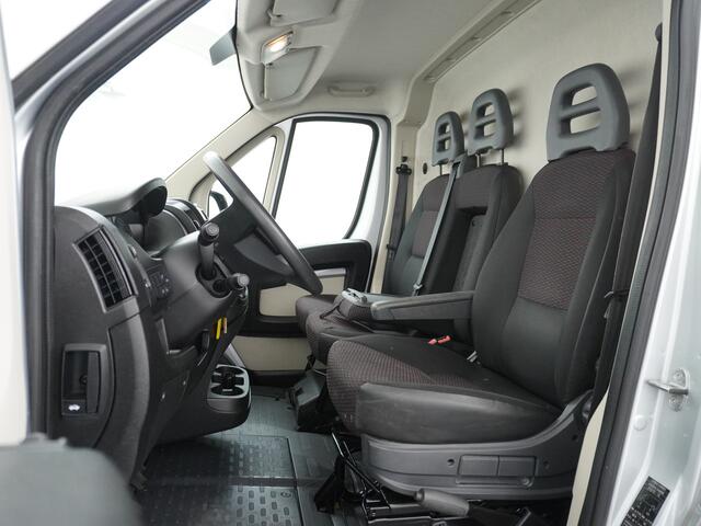 Peugeot BOXER 333 2.0HDI 111pk L1H1 3-Persoons Airco Camera Trekhaak Schuifdeur-R. Betonplex Lat-Om-Lat Premium CruiseControl ESP Elektr.Spiegels+Ramen Bluetooth Stuurbediening-Audio 2.000kg trekvermogen 300Nm/1750rpm EURO 6 1e Eigenaar