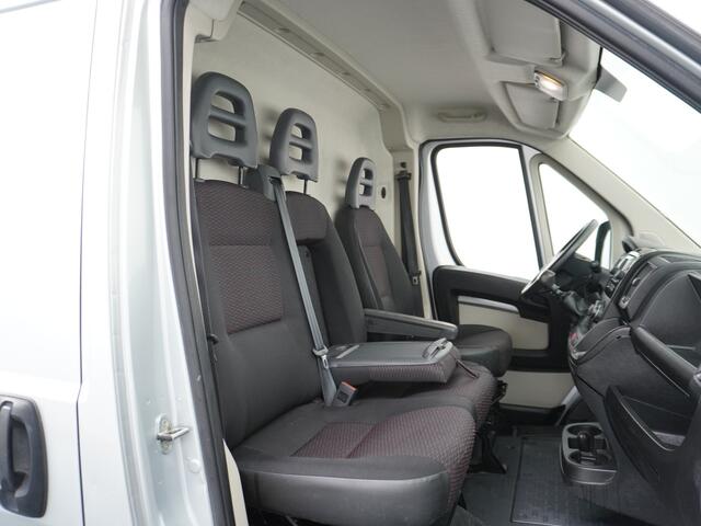 Peugeot BOXER 333 2.0HDI 111pk L1H1 3-Persoons Airco Camera Trekhaak Schuifdeur-R. Betonplex Lat-Om-Lat Premium CruiseControl ESP Elektr.Spiegels+Ramen Bluetooth Stuurbediening-Audio 2.000kg trekvermogen 300Nm/1750rpm EURO 6 1e Eigenaar