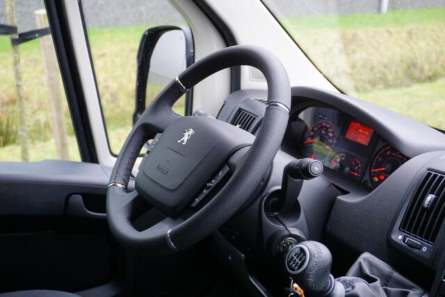 Peugeot BOXER 2.2 BlueHDi 140 L2H2 3.5t Betimmering |Camera |Cruise |Navi |Carplay |Parkeersensoren |Dode hoek detectie |Climate control |Lederen stuur |3500 KG |EURO6D |Nieuwstaat