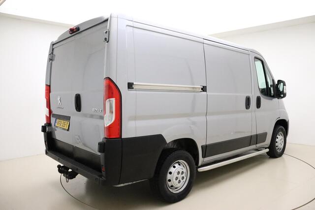 Peugeot BOXER 330 2.2 BlueHDi L1H1 Premium 140 PK | Handgeschakeld | 3-zits | Camera | Trekhaak | Sidebars | Airco | Navigatie | Vloerplaat | Verzwaarde vering | 1e eigenaar
