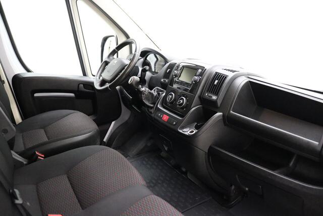 Peugeot BOXER 330 2.2 BlueHDi L1H1 Premium 140 PK | Handgeschakeld | 3-zits | Camera | Trekhaak | Sidebars | Airco | Navigatie | Vloerplaat | Verzwaarde vering | 1e eigenaar