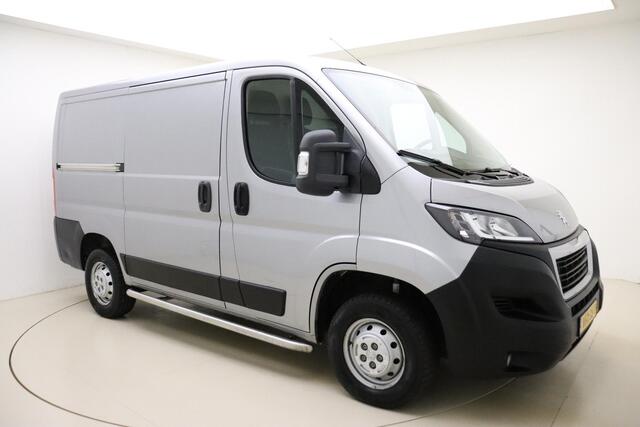 Peugeot BOXER 330 2.2 BlueHDi L1H1 Premium 140 PK | Handgeschakeld | 3-zits | Camera | Trekhaak | Sidebars | Airco | Navigatie | Vloerplaat | Verzwaarde vering | 1e eigenaar