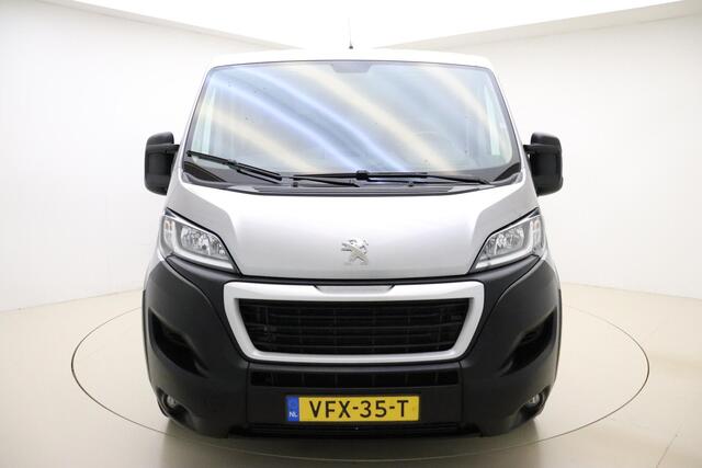 Peugeot BOXER 330 2.2 BlueHDi L1H1 Premium 140 PK | Handgeschakeld | 3-zits | Camera | Trekhaak | Sidebars | Airco | Navigatie | Vloerplaat | Verzwaarde vering | 1e eigenaar