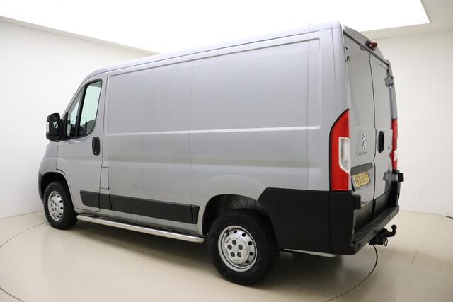 Peugeot BOXER 330 2.2 BlueHDi L1H1 Premium 140 PK | Handgeschakeld | 3-zits | Camera | Trekhaak | Sidebars | Airco | Navigatie | Vloerplaat | Verzwaarde vering | 1e eigenaar