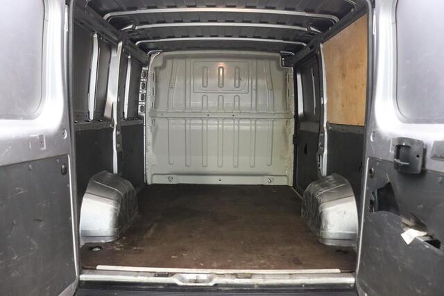 Peugeot BOXER 330 2.2 BlueHDi L1H1 Premium 140 PK | Handgeschakeld | 3-zits | Camera | Trekhaak | Sidebars | Airco | Navigatie | Vloerplaat | Verzwaarde vering | 1e eigenaar