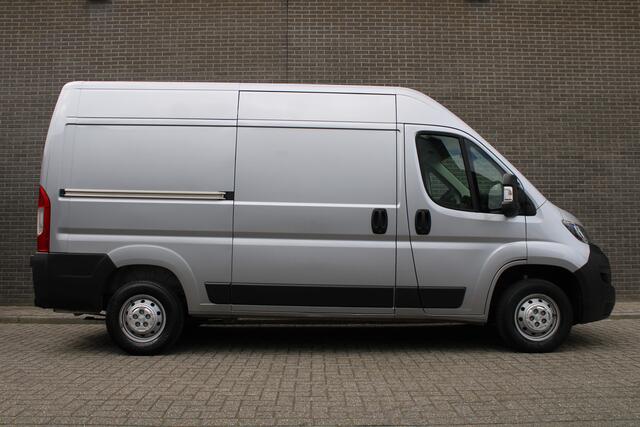 Peugeot BOXER 330 2.2 BlueHDi 140 L2H2 Asphalt CruiseControl, Trekhaak, Airco, Navigatie, Achteruitrijcamera, DAB Radio