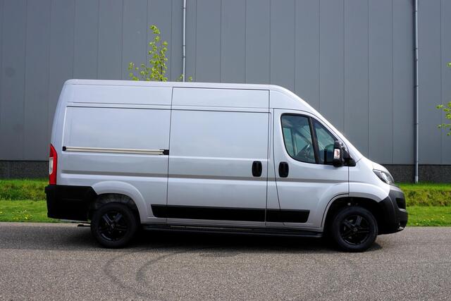 Peugeot BOXER 335 2.2 BlueHDi 165 L2H2 Asphalt 3500 KG |Topstaat |EURO6 |BPM voordeel |1e eigenaar |165 pk |Camera |Cruise |Navi |Betimmering |Trekhaak |Airco