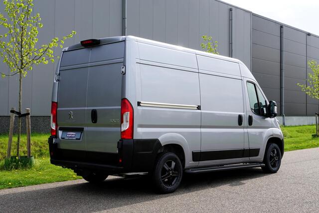 Peugeot BOXER 335 2.2 BlueHDi 165 L2H2 Asphalt 3500 KG |Topstaat |EURO6 |BPM voordeel |1e eigenaar |165 pk |Camera |Cruise |Navi |Betimmering |Trekhaak |Airco