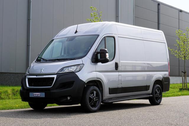 Peugeot BOXER 335 2.2 BlueHDi 165 L2H2 Asphalt 3500 KG |Topstaat |EURO6 |BPM voordeel |1e eigenaar |165 pk |Camera |Cruise |Navi |Betimmering |Trekhaak |Airco